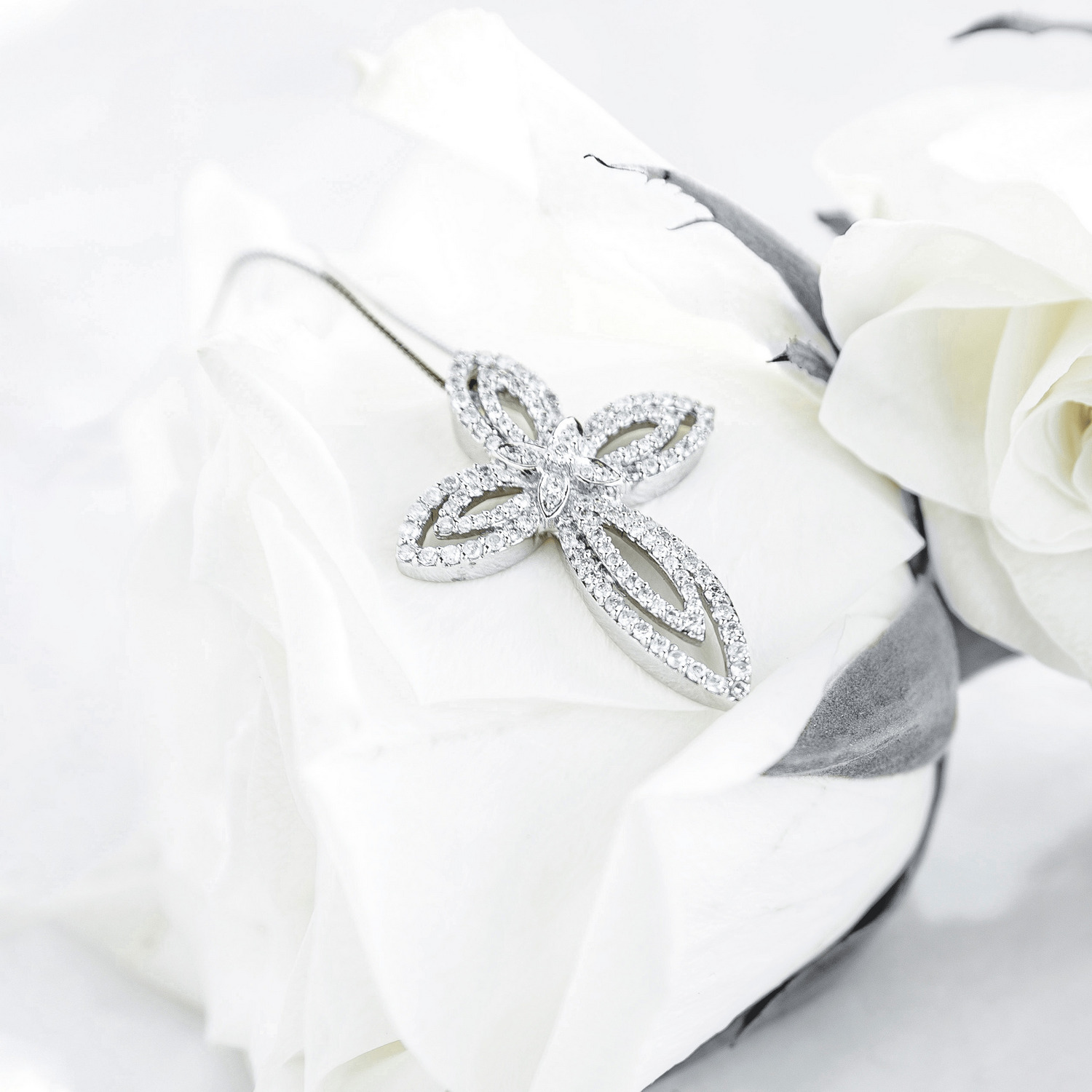 Σταυρος με Διαμάντια : Ένα κόσμημα που αντέχει στο χρόνο 