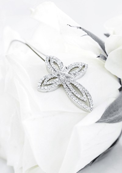 Σταυρος με Διαμάντια : Ένα κόσμημα που αντέχει στο χρόνο 