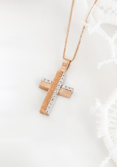 Βαπτιστικός Σταυρός: Το σημαντικότερο δώρο του νονού